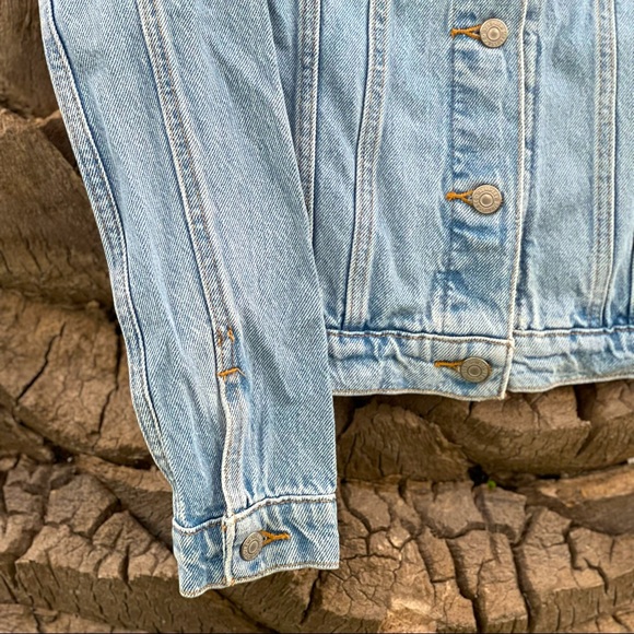 Levi’s Premium Original Trucker Jacket: ALL MINE MEDIUM WASH - Picture 3 of 7